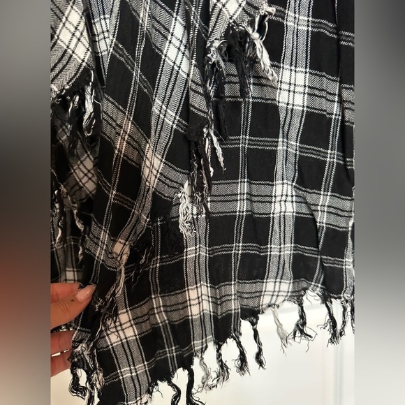 Women’s flannel plaid draped long sleeve shirt with fringe details. Med - Picture 6 of 7